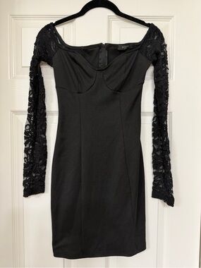 chic Black Lace-Sleeve Bodycon Dress with Sweetheart Neckline
